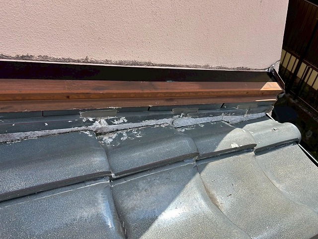 漆喰が割れて隙間ができている